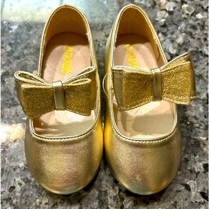 Adorable GymboreeToddler Girls Gold shoes, size 7 infant/toddler